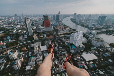 男子滑翔伞在白天拍摄城市景观